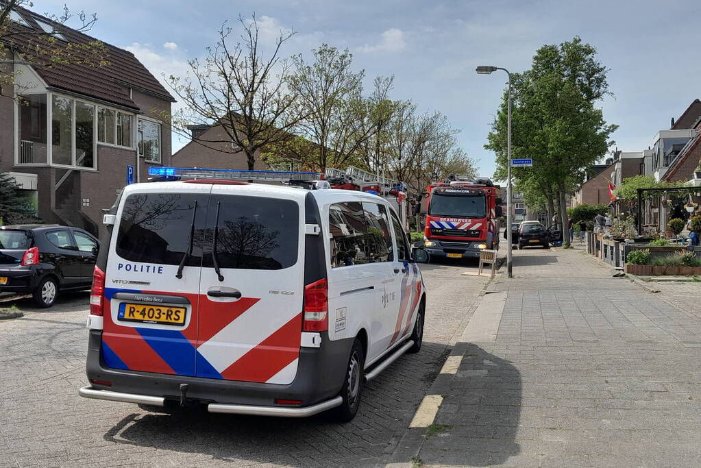 Meisje van dakgoot gered