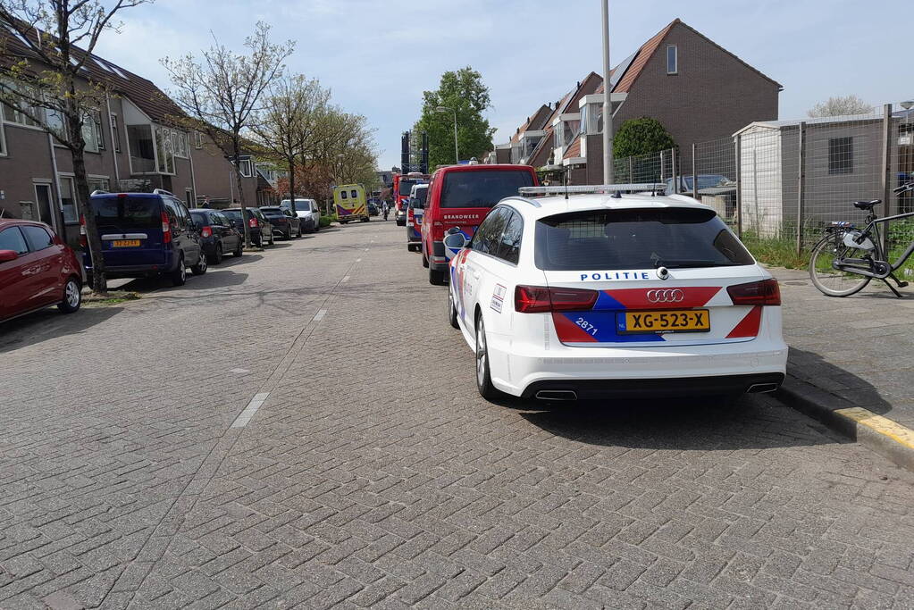 Meisje van dakgoot gered