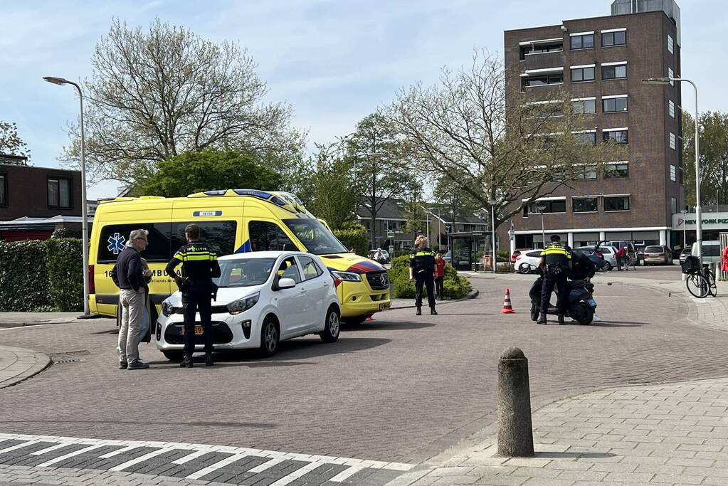 Scooterrijder gewond bij aanrijding met personenauto