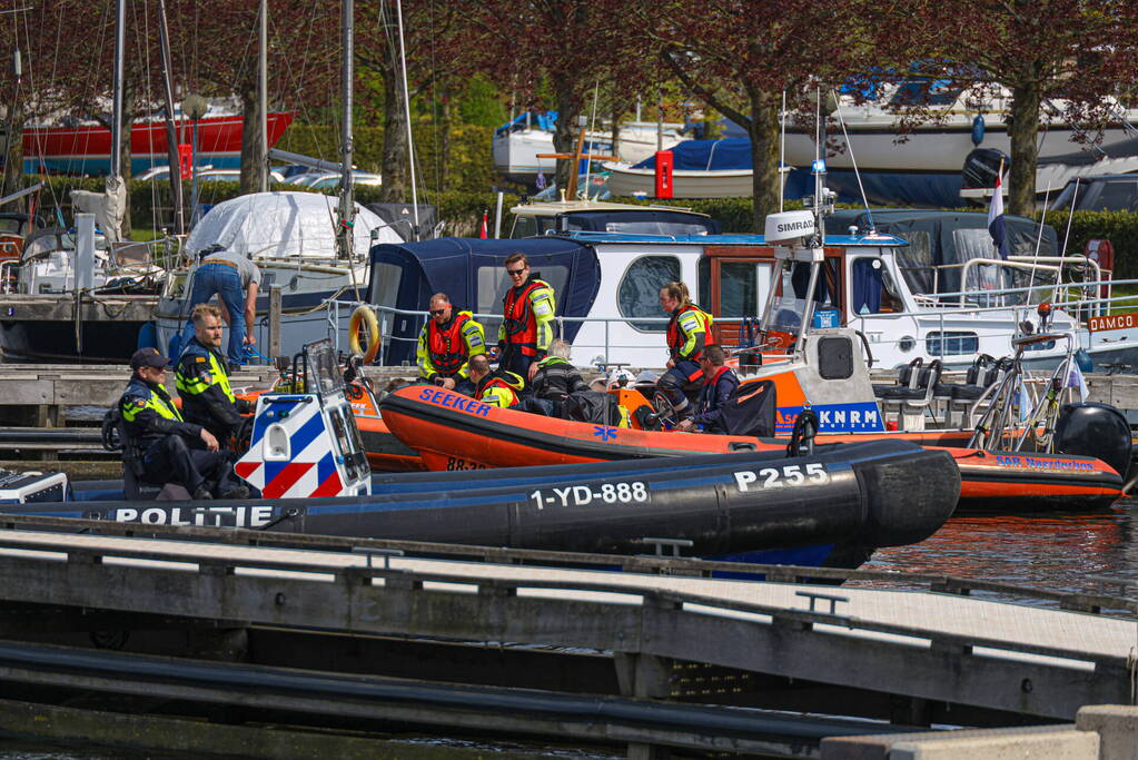 Twee personen gered uit Gooimeer nadat zeilboot omslaat