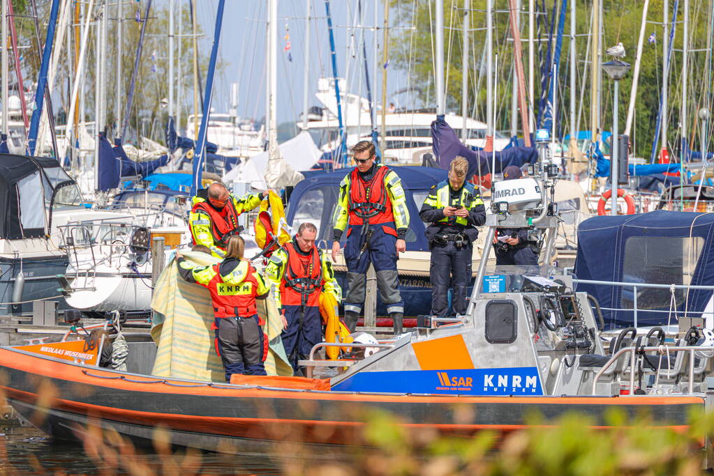 Twee personen gered uit Gooimeer nadat zeilboot omslaat