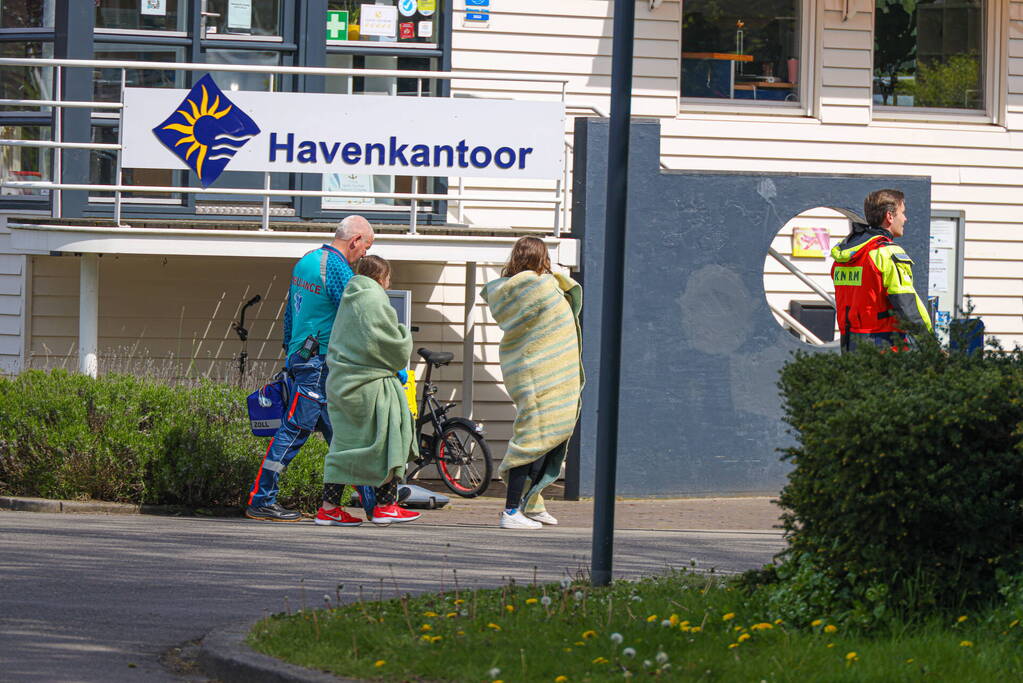 Twee personen gered uit Gooimeer nadat zeilboot omslaat