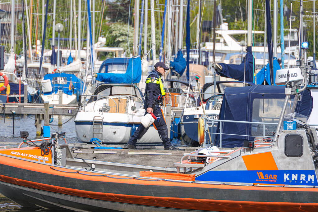 Twee personen gered uit Gooimeer nadat zeilboot omslaat