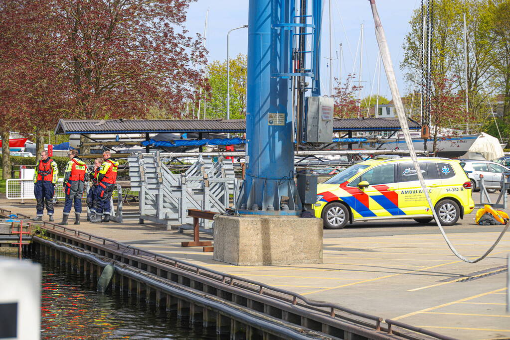 Twee personen gered uit Gooimeer nadat zeilboot omslaat