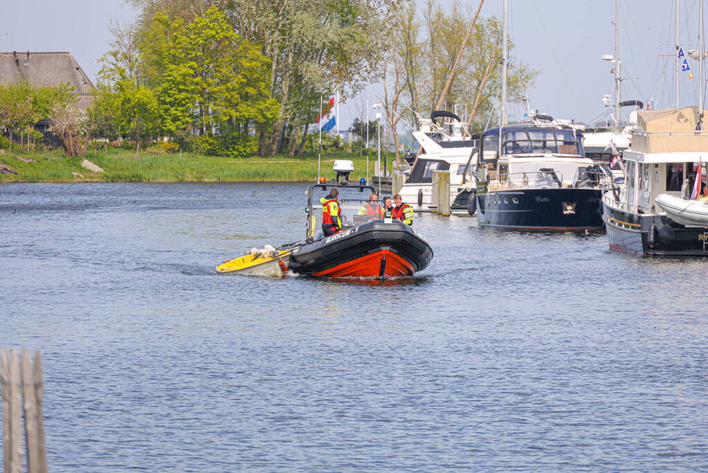 Twee personen gered uit Gooimeer nadat zeilboot omslaat