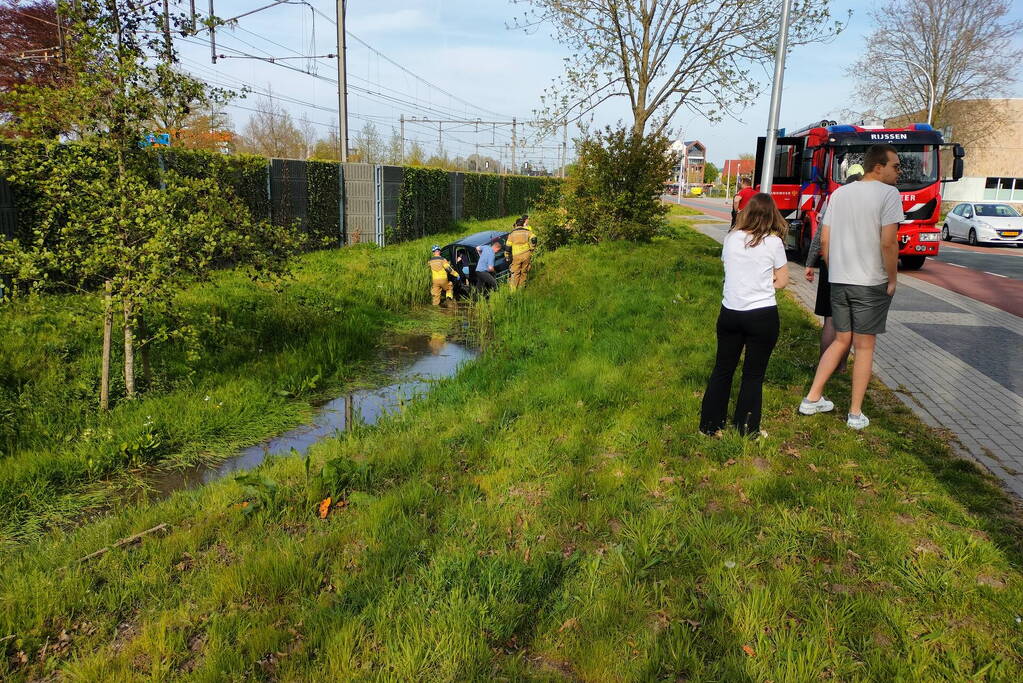 Automobilist belandt in sloot