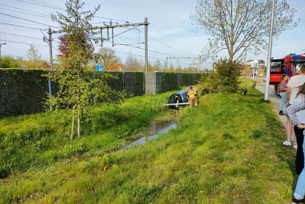 Automobilist belandt in sloot