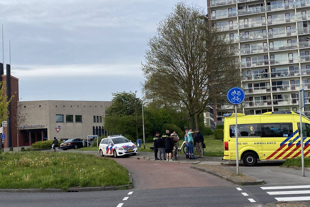 Botsing tussen auto en fietser bij rotonde
