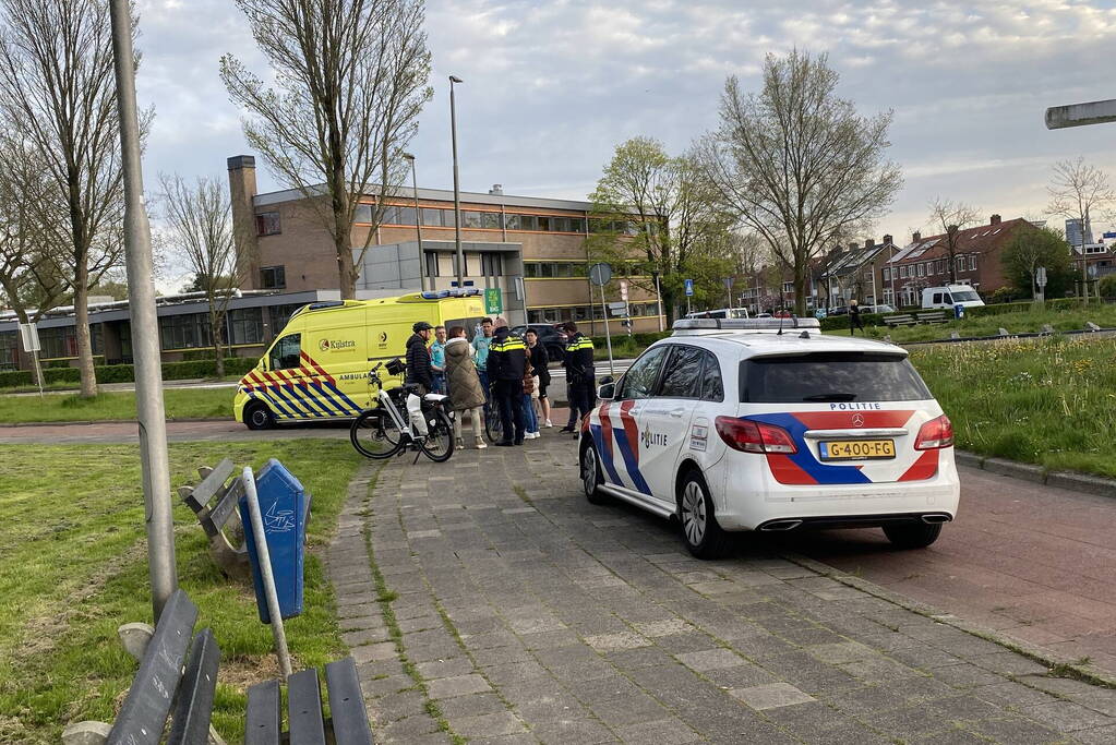 Botsing tussen auto en fietser bij rotonde