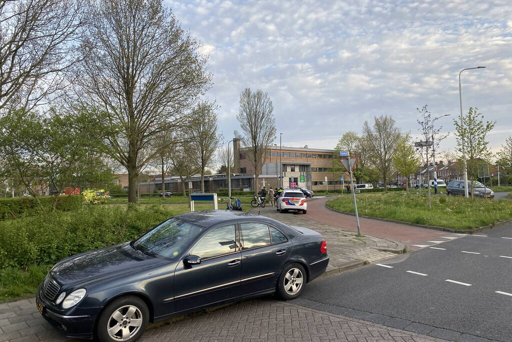 Botsing tussen auto en fietser bij rotonde