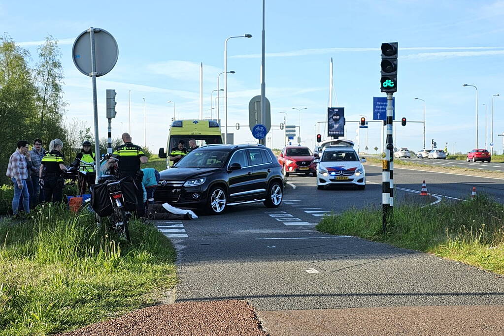 Overstekende fietser geschept door auto