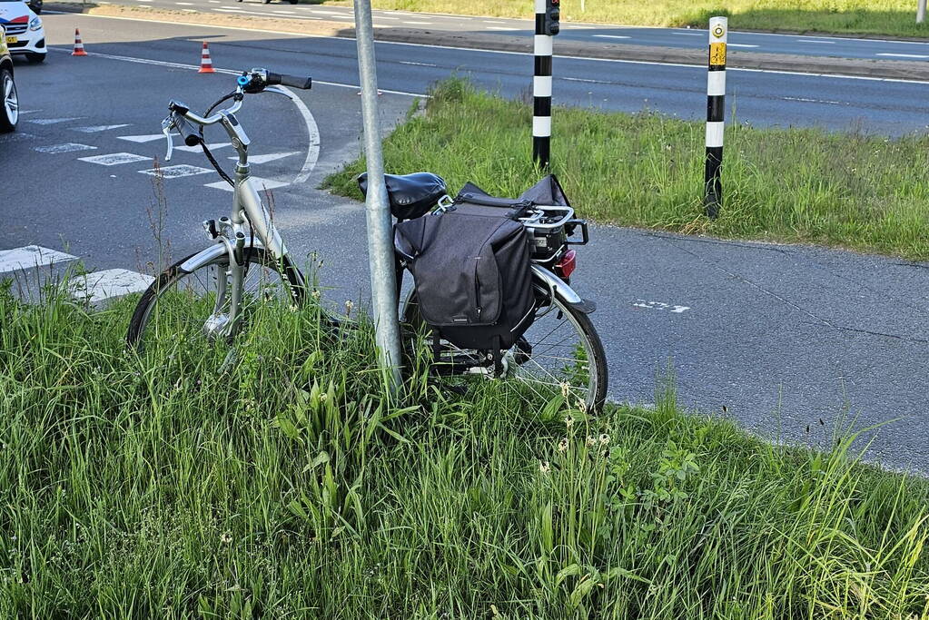 Overstekende fietser geschept door auto