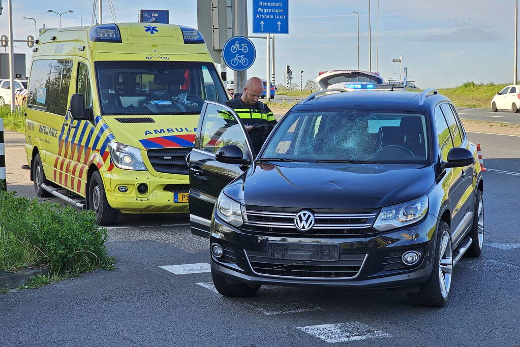 Overstekende fietser geschept door auto