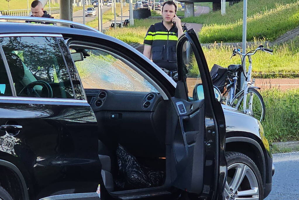 Overstekende fietser geschept door auto