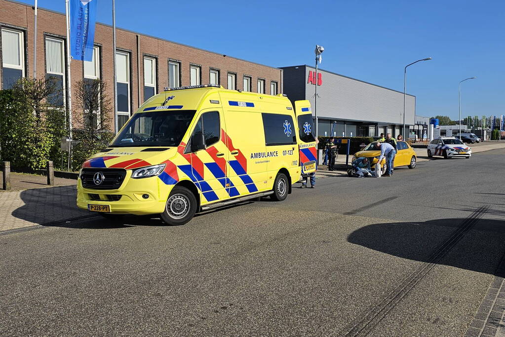 Fietser gewond bij botsing met auto