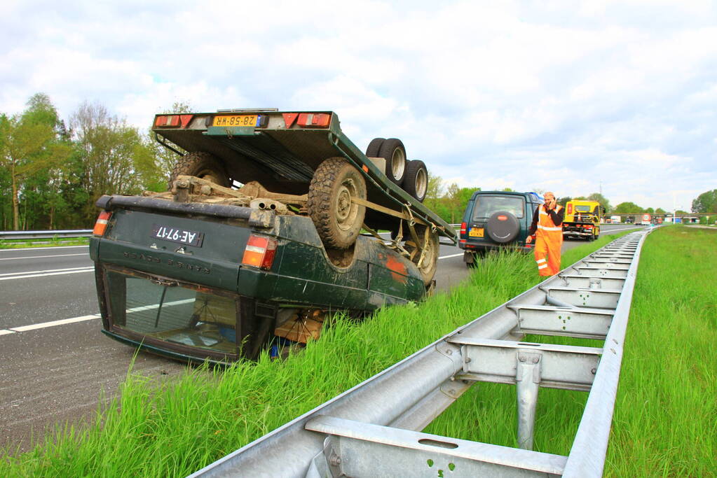 Jeep op aanhanger belandt op de kop