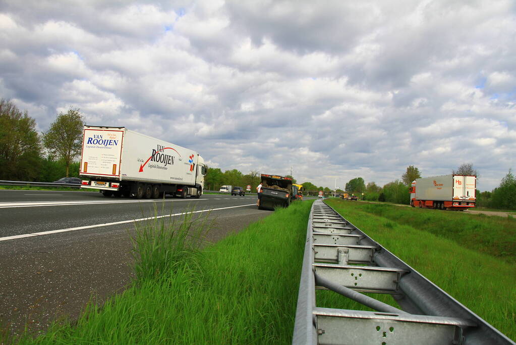 Jeep op aanhanger belandt op de kop