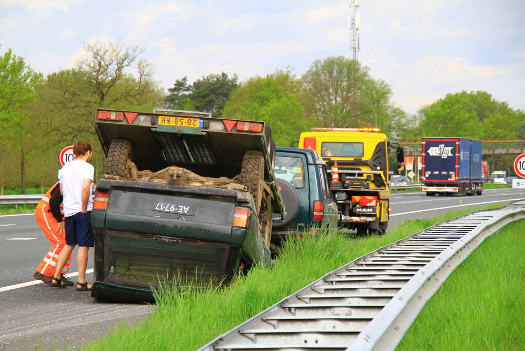 Jeep op aanhanger belandt op de kop