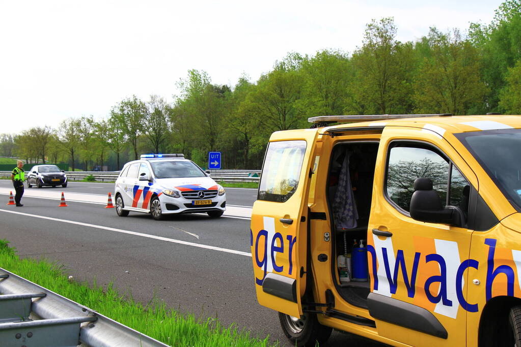Jeep op aanhanger belandt op de kop