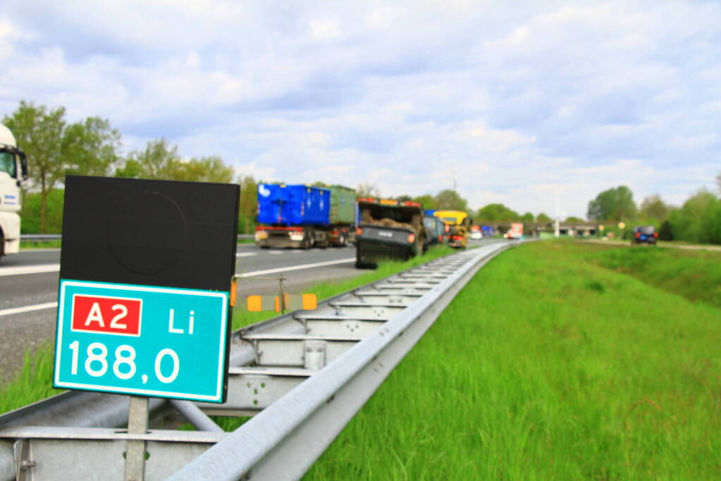 Jeep op aanhanger belandt op de kop