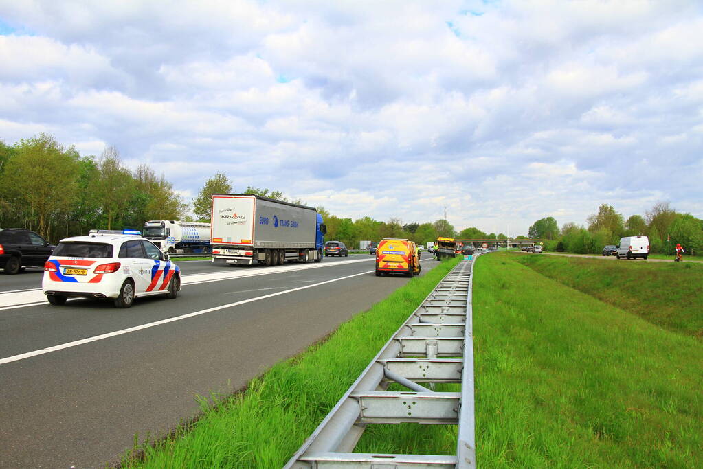 Jeep op aanhanger belandt op de kop