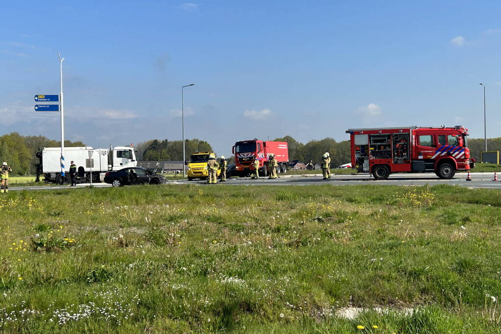 Auto in brand gevlogen op rotonde
