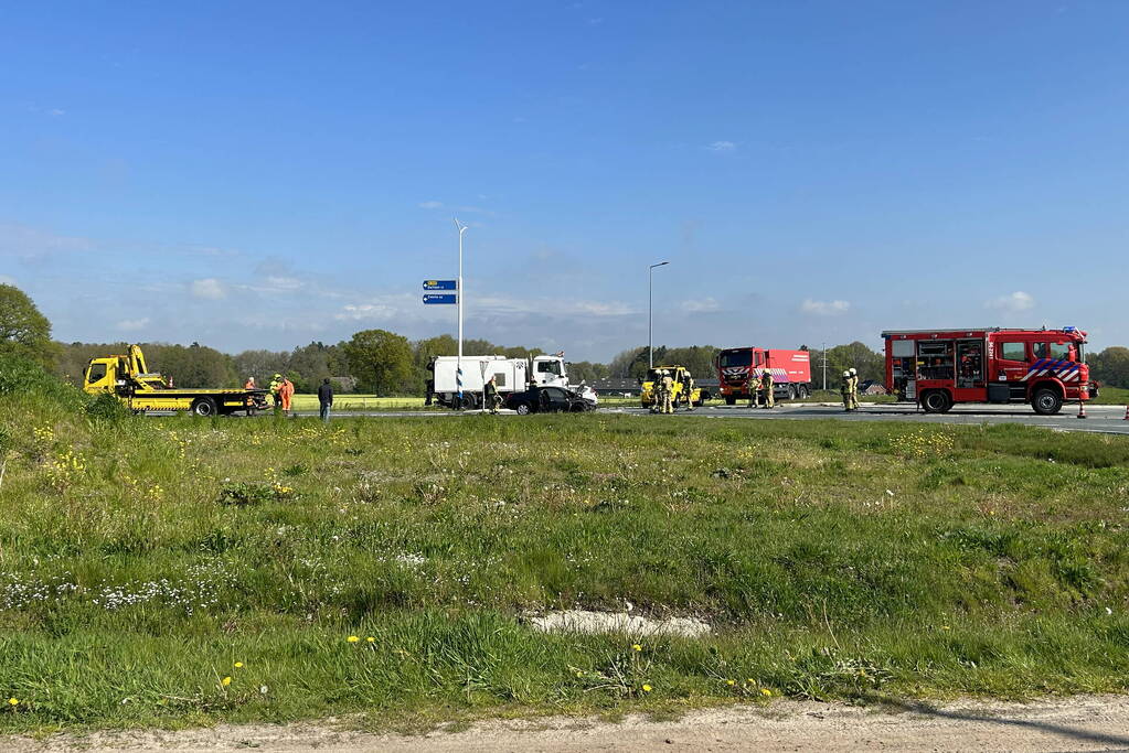 Auto in brand gevlogen op rotonde