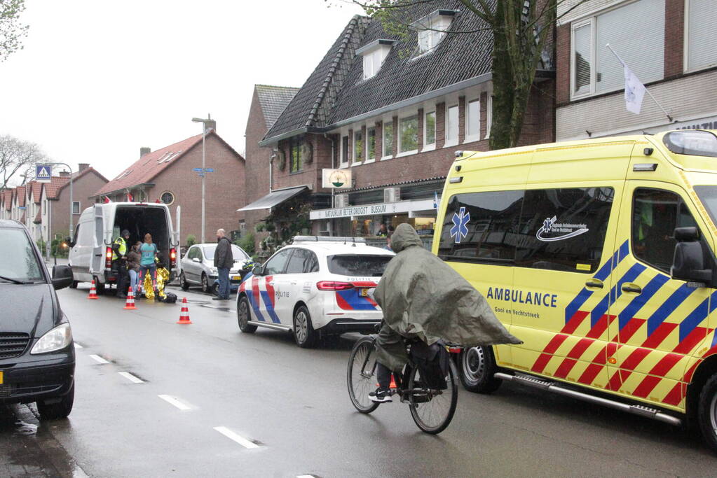 Scooter botst achterop bestelbus