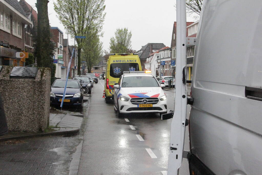 Scooter botst achterop bestelbus