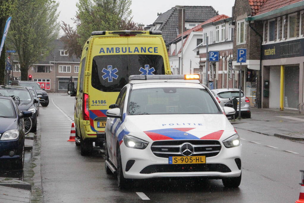 Scooter botst achterop bestelbus