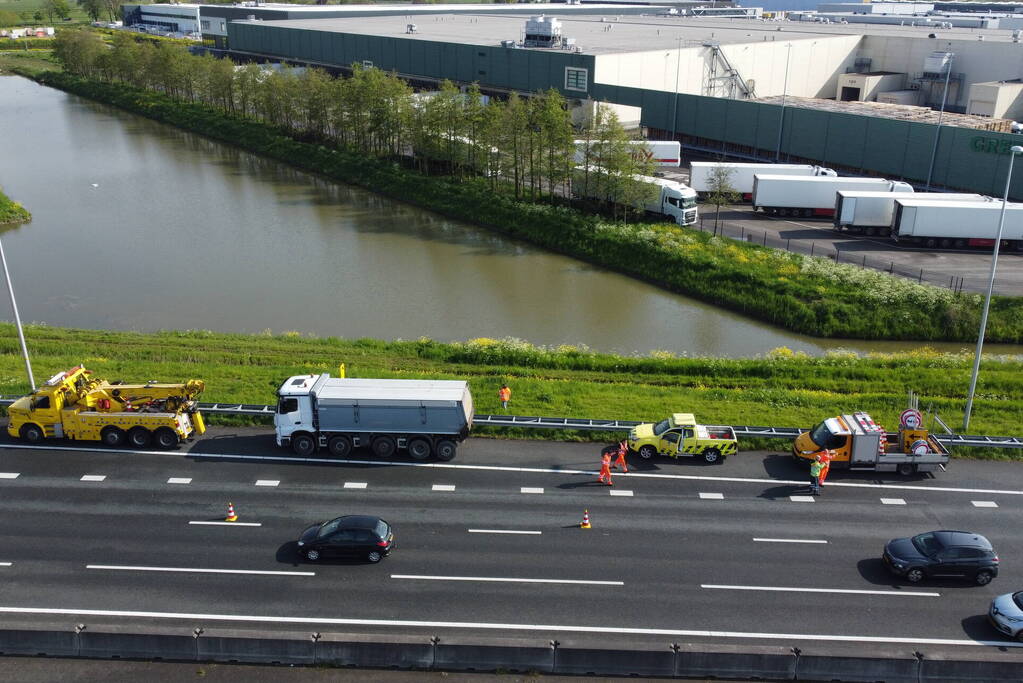 Vrachtwagen weggesleept na melding van brand