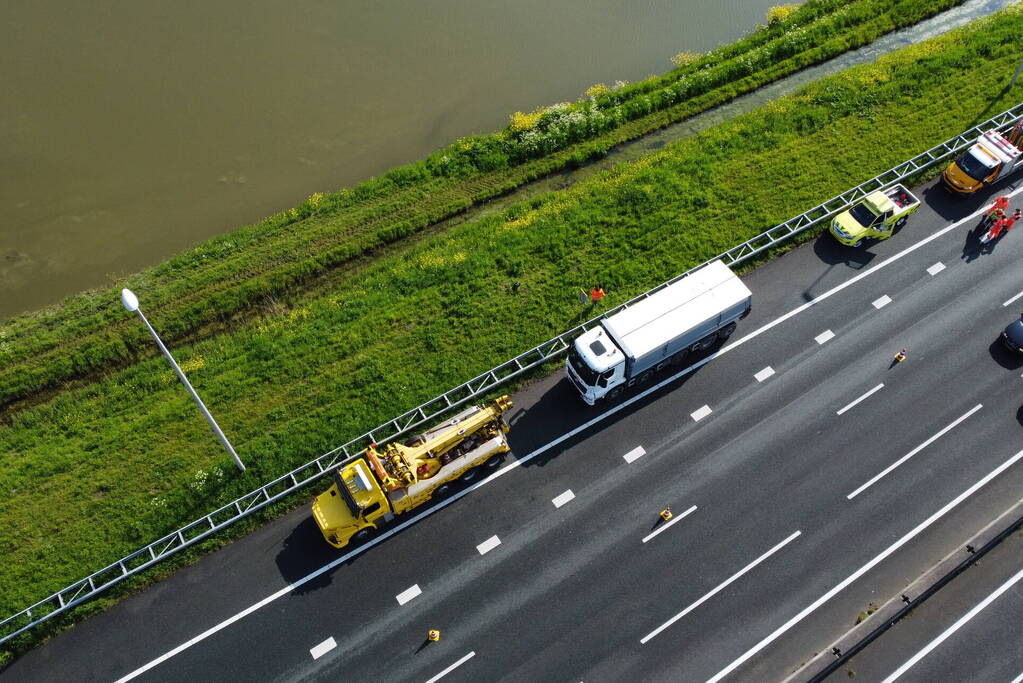 Vrachtwagen weggesleept na melding van brand