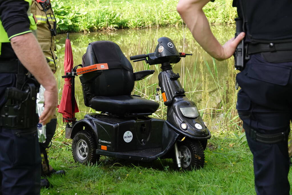Scootmobiel-bestuurder te water