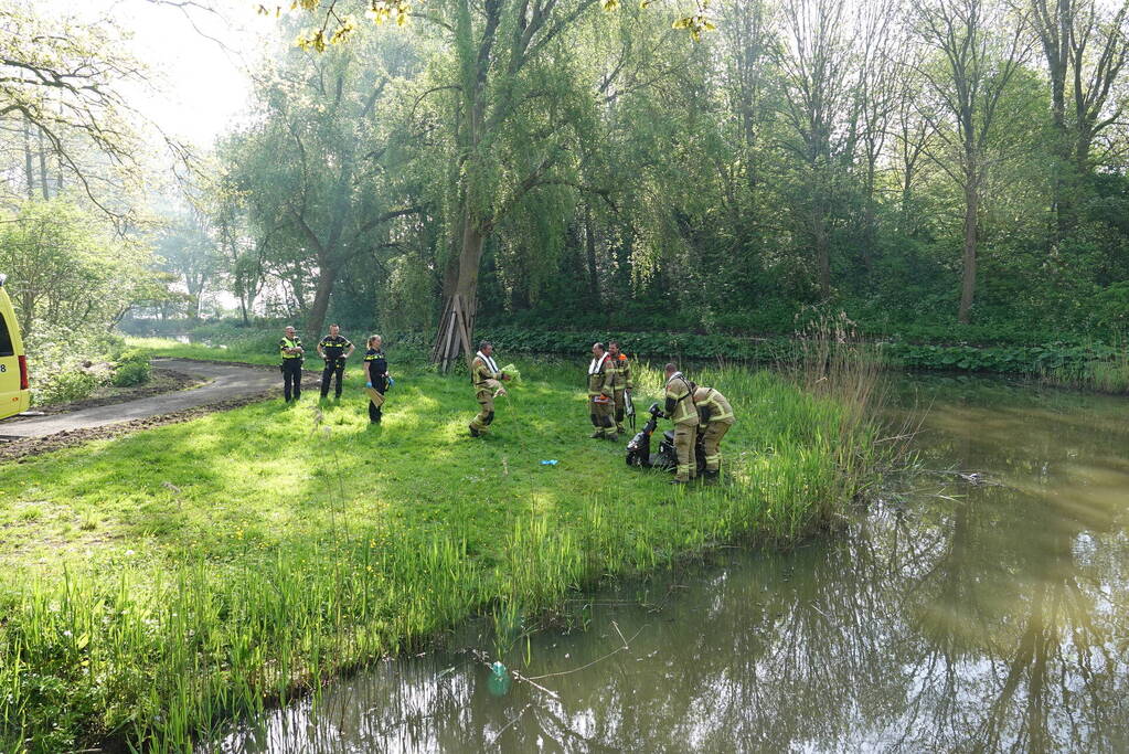 Scootmobiel-bestuurder te water