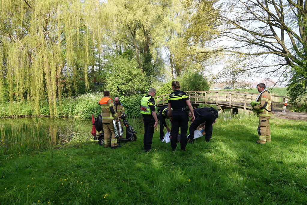 Scootmobiel-bestuurder te water