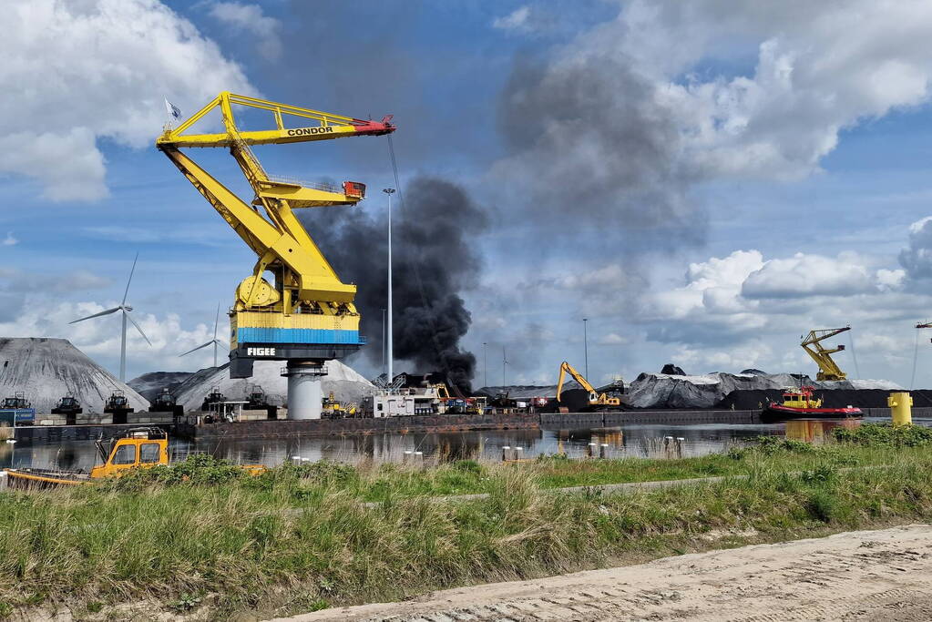 Veel rook bij grote brand bij Rietlanden Terminals