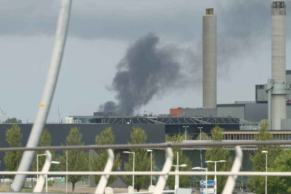 Veel rook bij grote brand bij Rietlanden Terminals