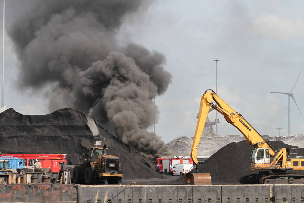 Veel rook bij grote brand bij Rietlanden Terminals