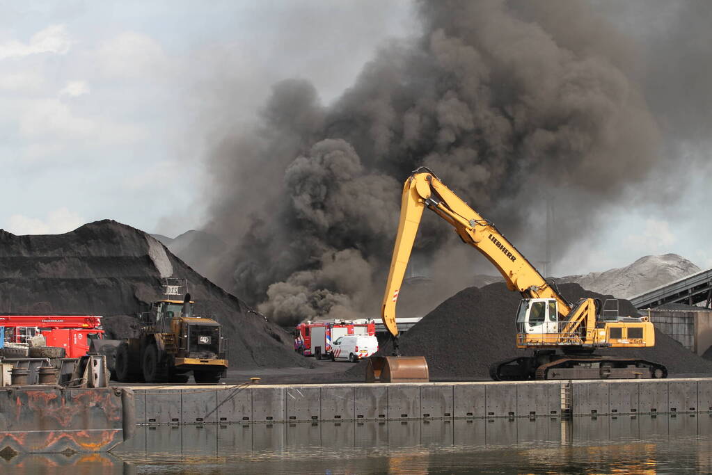 Veel rook bij grote brand bij Rietlanden Terminals