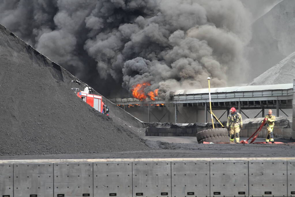 Veel rook bij grote brand bij Rietlanden Terminals