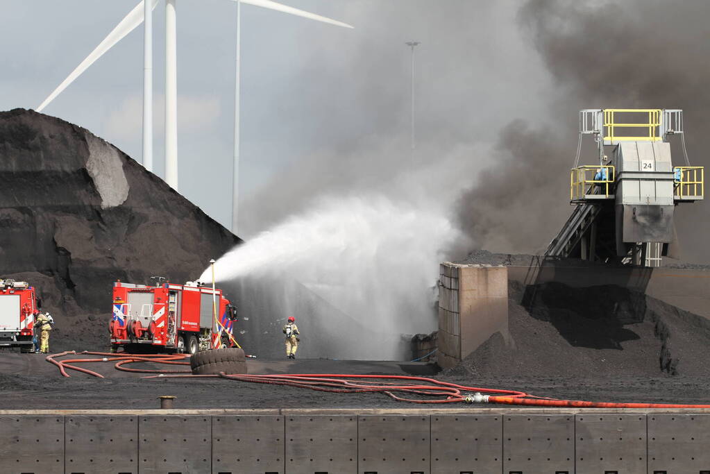 Veel rook bij grote brand bij Rietlanden Terminals