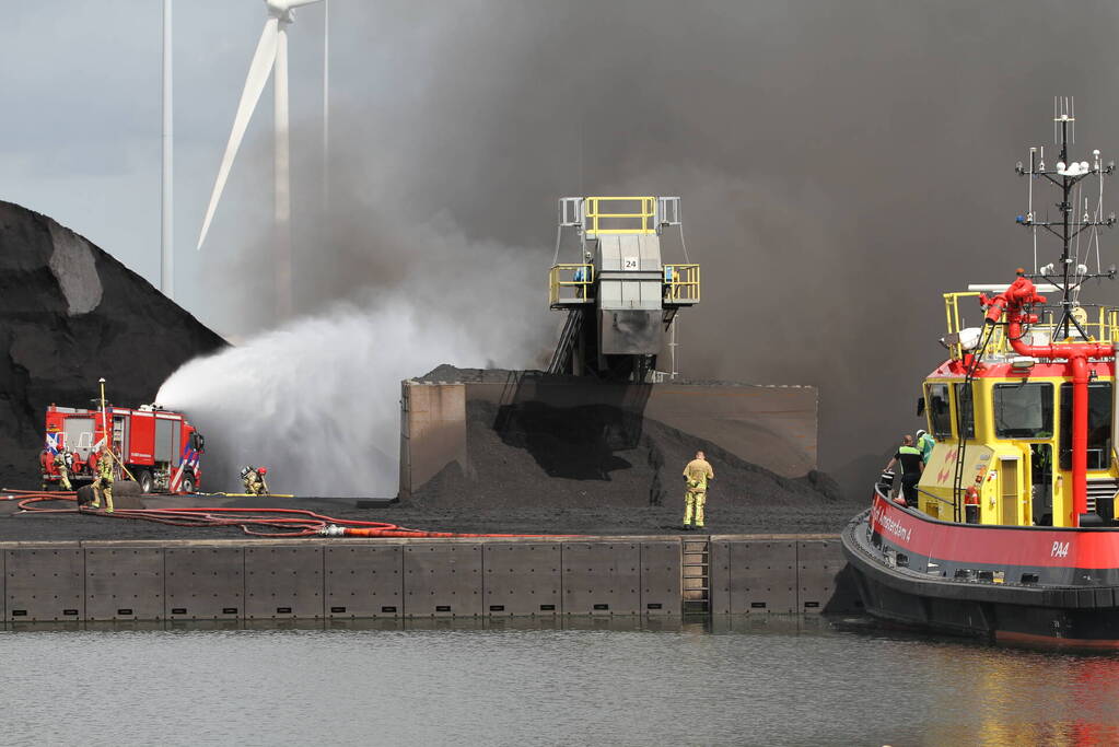 Veel rook bij grote brand bij Rietlanden Terminals