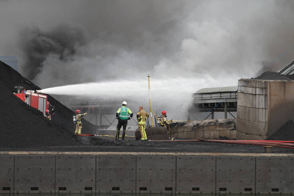Veel rook bij grote brand bij Rietlanden Terminals