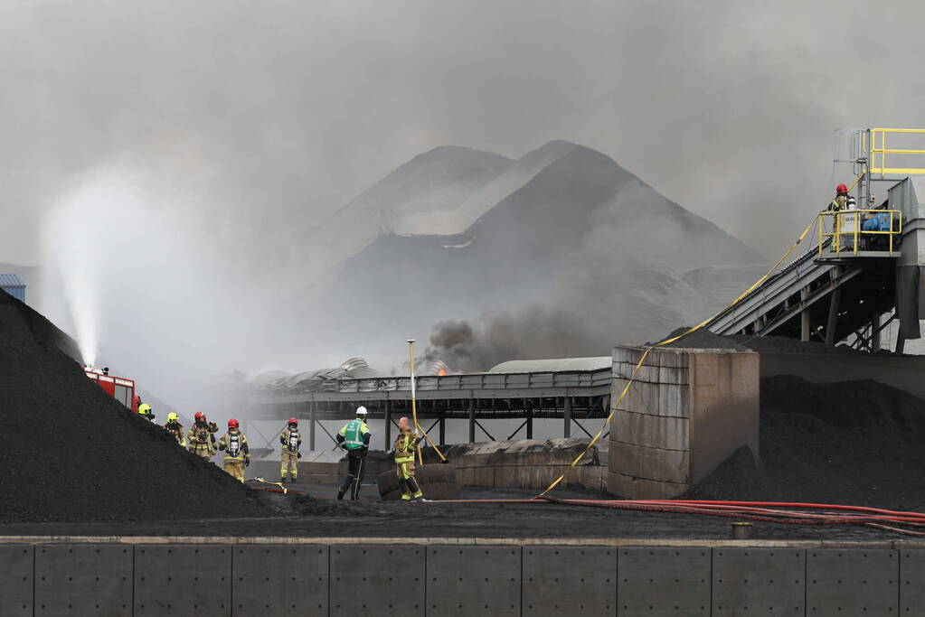 Veel rook bij grote brand bij Rietlanden Terminals