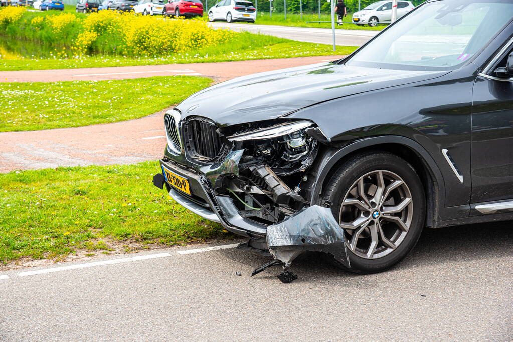 Motorrijder zwaargewond bij aanrijding met auto