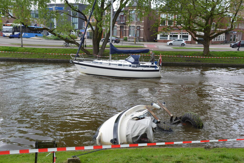 Heftruck dondert in het water op boot