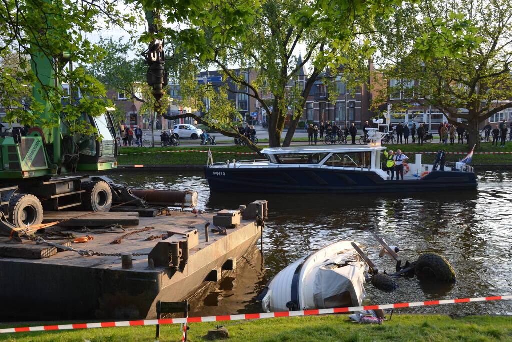 Heftruck dondert in het water op boot