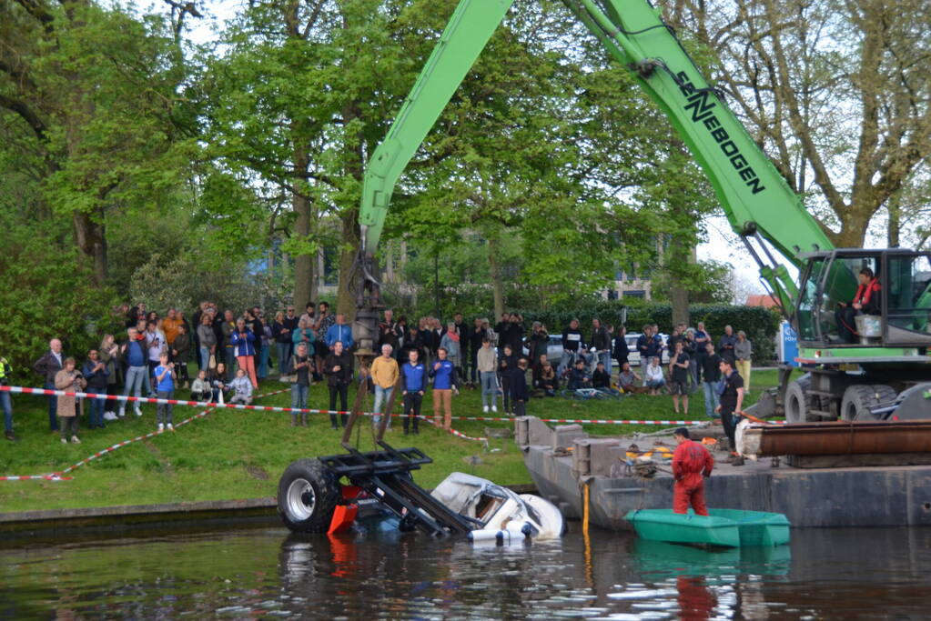 Heftruck dondert in het water op boot