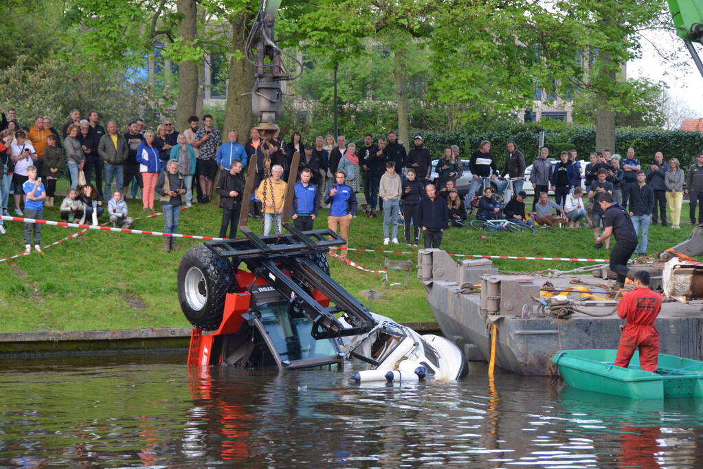 Heftruck dondert in het water op boot
