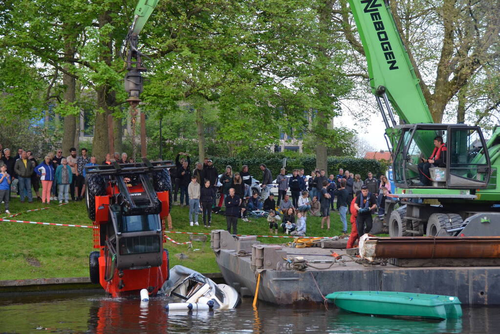 Heftruck dondert in het water op boot